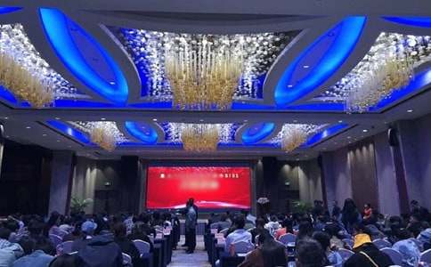 一場(chǎng)別開生面的頒獎(jiǎng)典禮作文