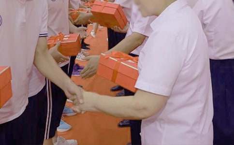 ʮ�˚q���ҵĳ��˶Y����1100�֣����x13ƪ��