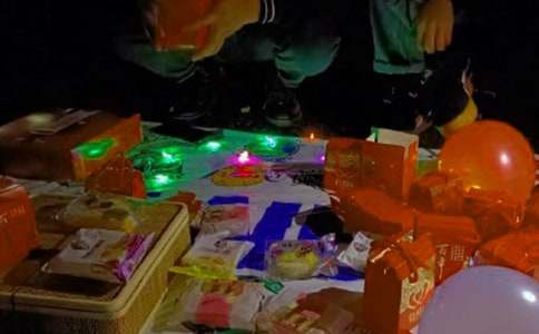 擺地攤的奶奶作文