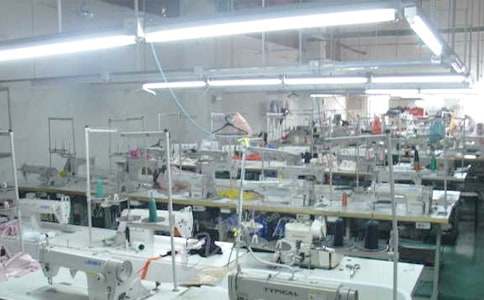 丑小鴨開(kāi)服裝廠-700字