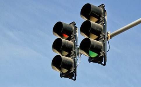 【實(shí)用】紅綠燈安全作文(精選30篇)