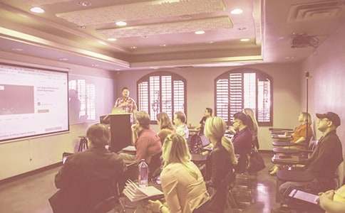 C�Z(y��)�Խ̌W(xu��)�к���(sh��)���{(di��o)�Æ�(w��n)�}