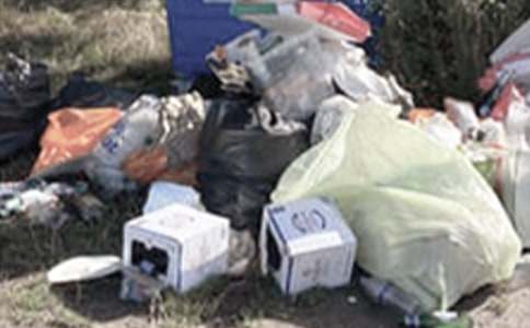 ���������U���B�������~����