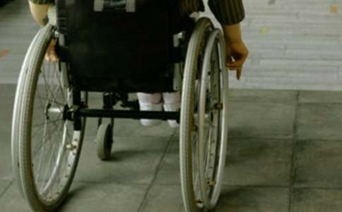 關(guān)于堅持的作文:轉(zhuǎn)動的輪椅