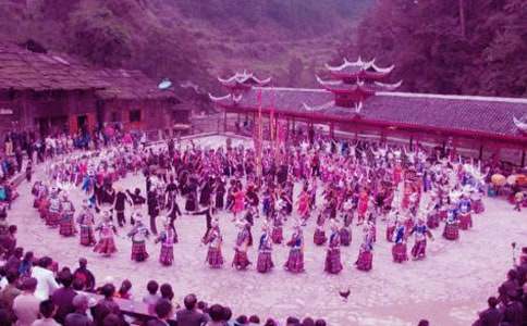 中華民族的傳統(tǒng)文化與民俗魅力作文