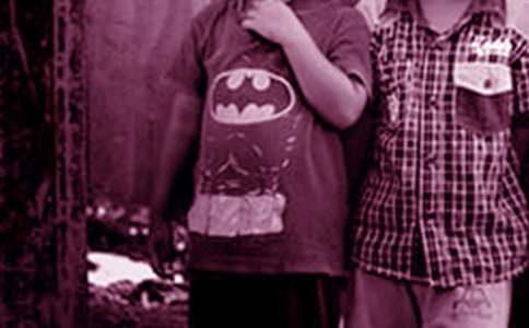 描寫男孩子外貌的句子