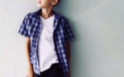 形容男生笑容的詞語