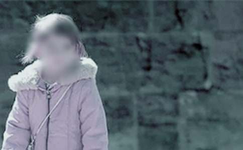 父親和女兒躲貓貓