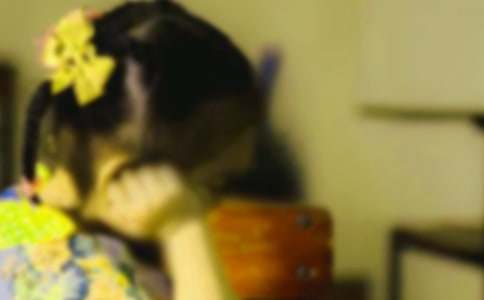 表弟有副女孩像六年級作文