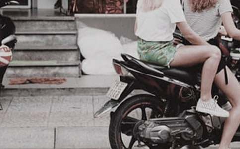 ����Ů��Ц�ݵ��~�Z(y��)