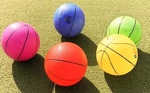 一年級看圖寫話作文:小猴子撈皮球