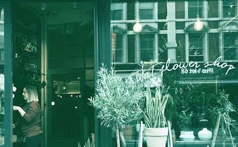 �o�̵��Ϡ���?sh��)�һ�������?/></p>
<p>�𾴵��̵���Ϡ�����</p><p>����������</p><p>���������������̵����I(m��i)���ĕ�(sh��)���ǂ�(g��)СŮ����Ҳ�Sÿ��У�T(m��n)�ڵ��̵����ˁ�(l��i)���������ѽ�(j��ng)��ӛ�������ɲ����������Ҷ�Ҫ���@���������f(shu��)һ�x�x��</p><p>��������߀�Ïġ�ͬ�����ġ��_(k��i)ʼ�f(shu��)�����_(k��i)�W(xu��)��ɂ�(g��)�����ˣ�������Ҫ�ġ�ͬ�����ġ�߀�](m��i)���I(m��i)��ÿ���όW(xu��)�ŌW(xu��)���c(di��n)һ����������׌�қ](m��i)�C(j��)��(hu��)ȥ��(sh��)�꣬�漱��������������һ�IĪչ�ĕr(sh��)����������ŌW(xu��)����ͻȻ�������̵��￴���������Ҹ��d�������ؼҺ��Ҿ��v�o���� (t��ng)�����̳������f(shu��)�����㲻��������Ҫ���W(xu��)У���������������ȥ��(w��n)һ�r(ji��)��������һ�Ұ��X(qi��n)�o����ȥ�I(m��i)����</p><p>���������������������M(j��n)�����̵꣬�p�Ć�(w��n)�����Ϡ��������@���ġ�ͬ�����ġ������X(qi��n)һ��������Ц���f(shu��)������(sh��)��(bi��o)�r(ji��)��ʮ��K�ˣ���(g��)����ʮ�ĉK�u(m��i)�o�������Ҳ�����˼�ĵ����^�������������ҽ����(l��i)ֻ�ǆ�(w��n)��(g��)�r(ji��)�����쎧�X(qi��n)��(l��i)�I(m��i)�����o���������І����������ص��c(di��n)�c(di��n)�^���B�f(shu��)�С������еĴ�ʯ������������(g��)��Ҳ�p���˲�����</p><p>�����ڶ���һ����������ʮ�ĉK�X(qi��n)���M(j��n)���ĵ�������һ�۾��J(r��n)��������Ц���f(shu��)����Ҫ���ĕ�(sh��)�İ����ҽo�������������f(shu��)�����D(zhu��n)��Ĺ��_(t��i)��һ���ó�������������ġ�ͬ�����ġ�����������һ���������Ǐ�һ��ѵĕ�(sh��)���г����(l��i)�f�o�ҵģ���������o������һ߅��������Ц�ݷ·���һ�ɜ�ů��ů���ĕ�(sh��)����������һֱ�����ҵ��������Ҵ��Č�(du��)���f(shu��)��һ�x�x��</p><p>�����Ǖr(sh��)�ǿ��������x�x�ɂ�(g��)��������Ҳ�Ҳ������@���N�е����ۣ���(l��i)���_(d��)�ҵ��������҂��������v����Ҫ�\(ch��ng)�ţ��������ҏ������e��(d��ng)�������������@�ɂ�(g��)�ֵĺ��x���\(ch��ng)�ţ���һ�Լȳ���R�y׷�ľ����ؑ����\(ch��ng)�ţ�������֮������֮�µ�̹ʎ�L(f��ng)�����mȻֻ��һ��(g��)СŮ����ԃ��(w��n)�����s����������(du��)���ĳ��Z��</p><p>�����ٴ��x�x���̽o�ҵ��@��������Ҫ��һ�n���Ժ���Ҳ��(hu��)����һ������һ��(g��)���س��Z������</p><p>����ף�����w������</p><p style=