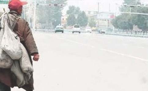 初中一年級作文:拾荒老人