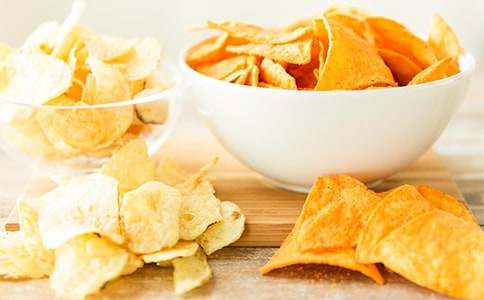 擠眉弄眼吃薯片游戲作文