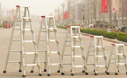 把挫折當(dāng)成功的梯子_面對挫折作文400字