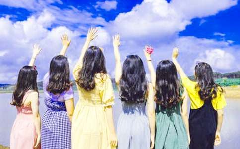 新來(lái)的女同學(xué)的寫(xiě)人作文