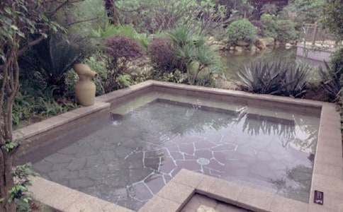 ��Ȫ֮������300��