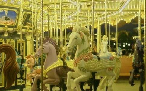 玩旋轉(zhuǎn)木馬作文200字