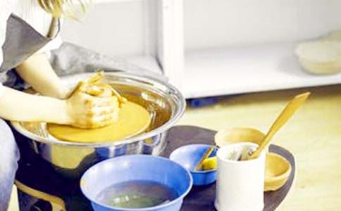 小班美術(shù)教案:送傘_小班藝術(shù)教案