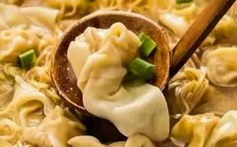 小鎮(zhèn)餛飩香借物抒情作文